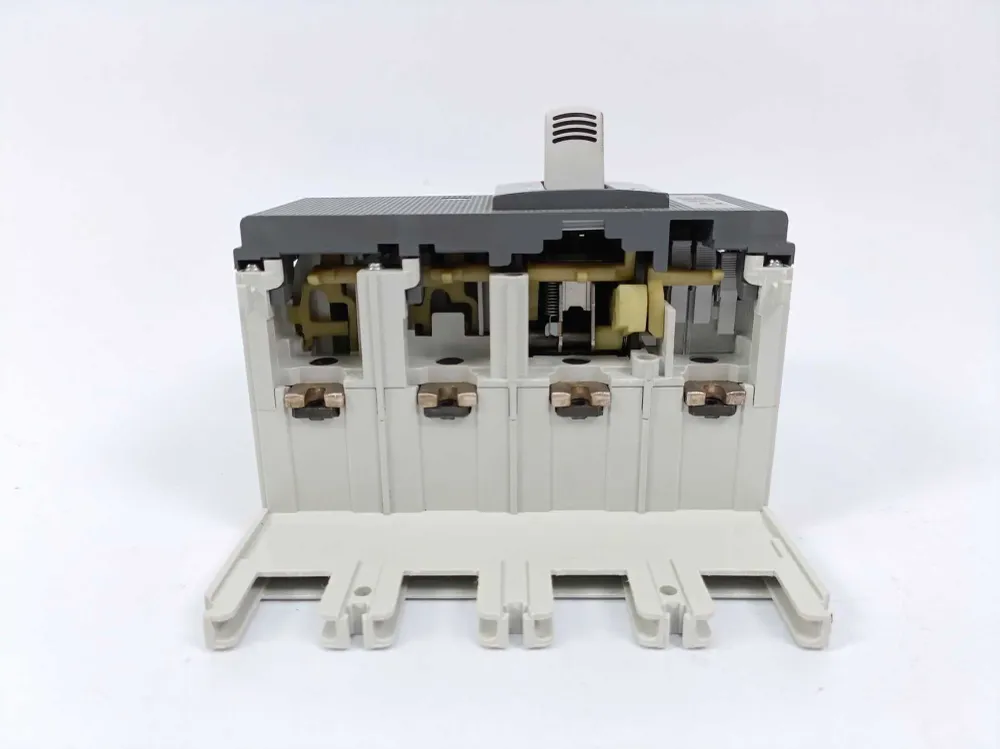 ABB 1SDA068178R1 XT4N 250 – fast 4-polet bryderdel 4p F F med frontterminaler